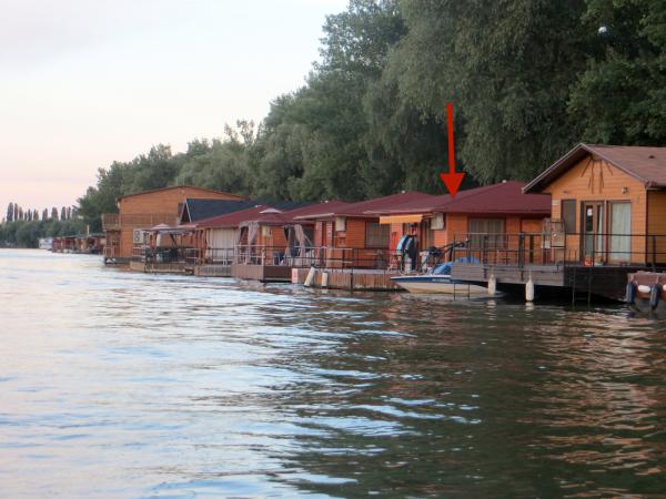 Úszóház terasszal, Tiszaörvényen, Tisza-tó