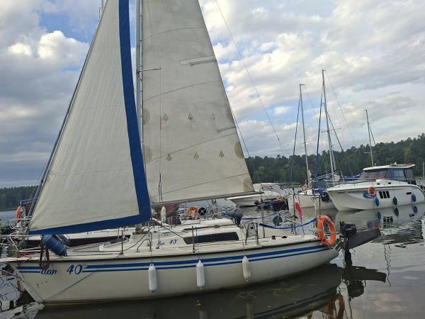 Victoria II 7,40 m svertes vitorlás – Suzuki 5 LE, napelem