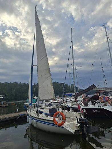 Victoria II 7,40 m svertes vitorlás – Suzuki 5 LE, napelem