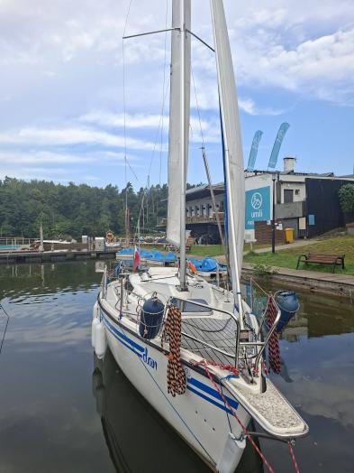 Victoria II 7,40 m svertes vitorlás – Suzuki 5 LE, napelem