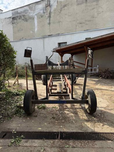 Tőkesúlyos hajó tároló utánfutó