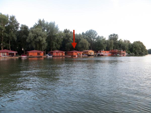 Úszóház terasszal, Tiszaörvényen, Tisza-tó