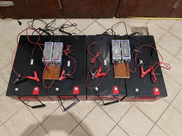 Eladó 4 db Zenith Longlife AGM DEEPCYCLE akkumulátor 260 Amp. + 4db okostöltő