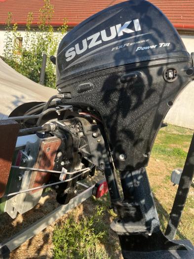 HY 520 Kingfisher + Suzuki DF20ATL 2022 + Lowrance Hook 9TS – hibátlan