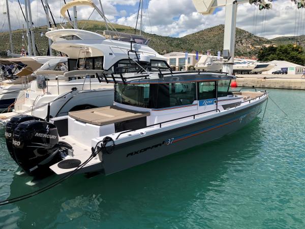 Axopar 37 Cross Cabin