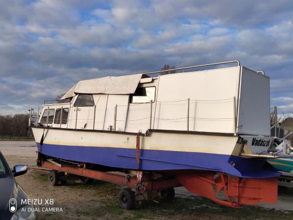 Eladó egyedi Bausch kishajó 
