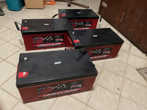 Eladó 4 db Zenith Longlife AGM DEEPCYCLE akkumulátor 260 Amp. + 4db okostöltő