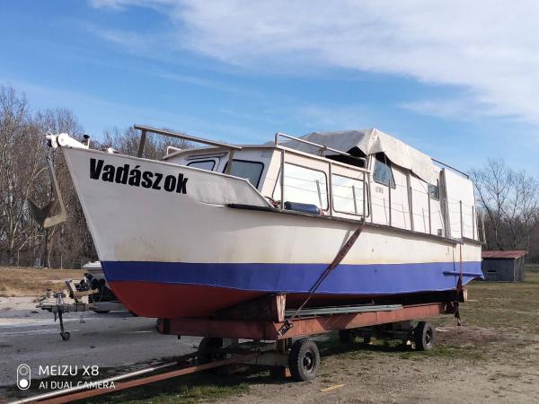 Eladó egyedi Bausch kishajó 